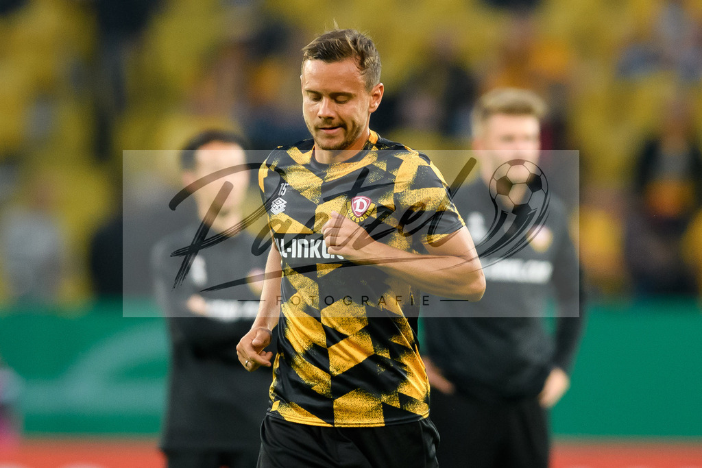 DREPAD20210806_053 | Fussball, Herren: Chris Loewe (SG Dynamo Dresden) schaut beim Spiel der 1. Runde im DFB-Pokal zwischen SG Dynamo Dresden und SC Paderborn 07 im Rudolf-Harbig-Stadion am 06.08.2021 in Dresden, Deutschland.DFB / DFL REGULATIONS PROHIBIT ANY USE OF PHOTOGRAPHS AS IMAGE SEQUENCES AND/OR QUASI-VIDEO. - Realisiert mit Pictrs.com