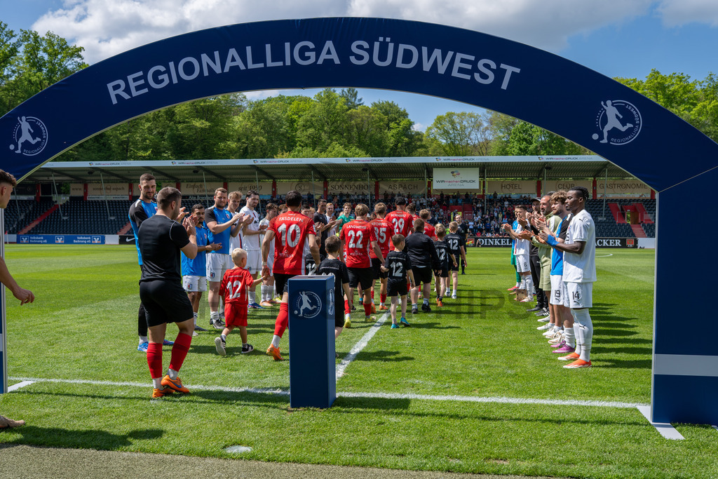 SG Sonnenhof Großaspach vs. SG Barockstadt Fulda-Lehnerz, Fussball, Regionalliga Suedwest, 33. Spieltag, 09.05.2026 | Spieler der SG Barockstadt Fulda-Lehnerz stehen fuer die Meister Spalier,SG Sonnenhof Großaspach vs. SG Barockstadt Fulda-Lehnerz, Fussball, Regionalliga Suedwest, 33. Spieltag, 09.05.2026