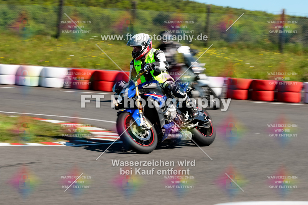 Moto-TeamOBK-21766 | Hier findet Ihr Bilder von Touristenfahrten auf der Nürburgring Nordschleife oder von anderen Veranstaltungen die ich besucht habe. Viel Spass beim Durch Schauen 