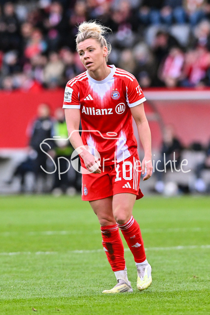 FC Bayern München - VfL Wolfsburg | MUNICH, GERMANY - 22. FEBRUARY: im Bild Linda DALLMANN (FC Bayern Munich 10) mit hängendem Kopf / traurig, enttäuscht / Einzelfoto / Freisteller während dem Spiel zwischen den Frauen des FC Bayern München und den Frauen des VfL Wolfsburg am 19. Spieltag der Google Pixel Frauen-Bundesliga am FC Bayern Campus