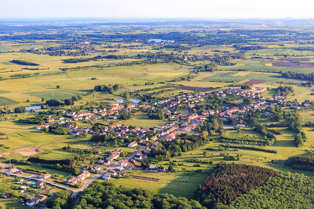 Aerial view: View of the town from the north in Grundviller in the state Moselle, France. – Photo: IMG_107352.jpg taken on 05/19/2018 by Werner Riehm/FLY-FOTO.com – Resolution of the original: 5472 x 3648 px