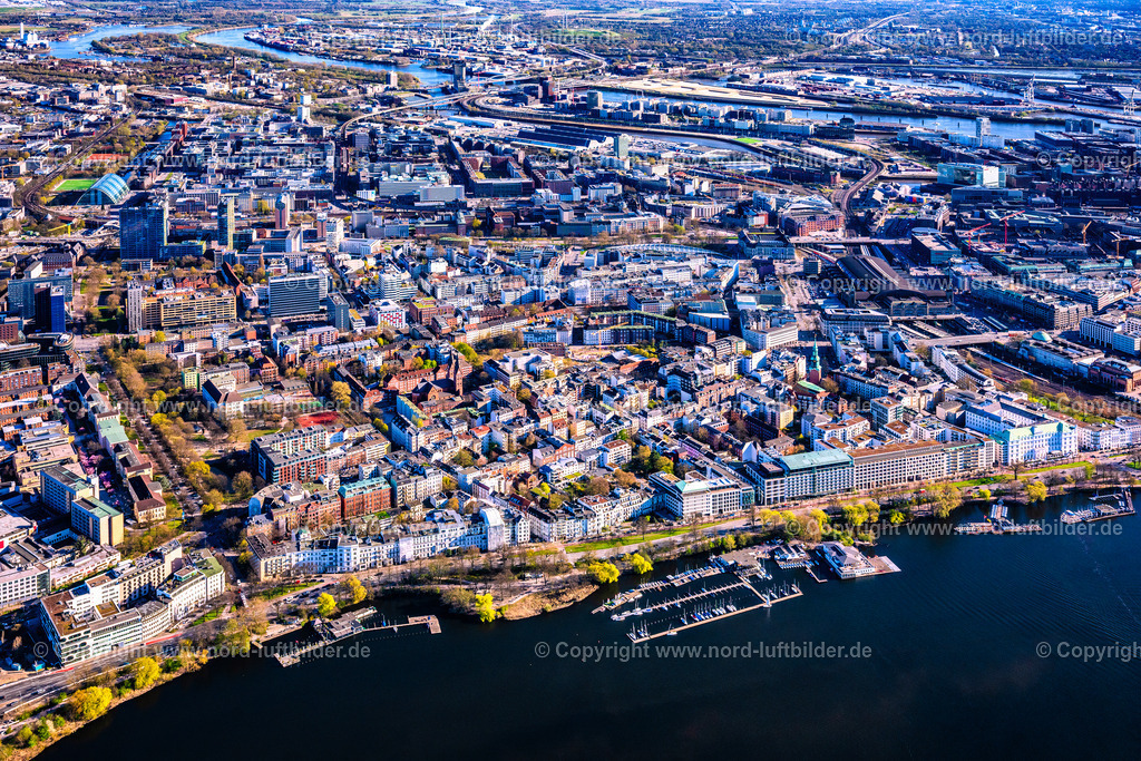 Hamburg_St.Georg_Alster_ELS_5051060425 | HAMBURG 06.04.2025 Innenstadtbereich im Stadtgebiet " St. Georg " in Hamburg, Deutschland. // Cityscape of the district " St. Georg " in Hamburg, Germany. Foto: Martin Elsen