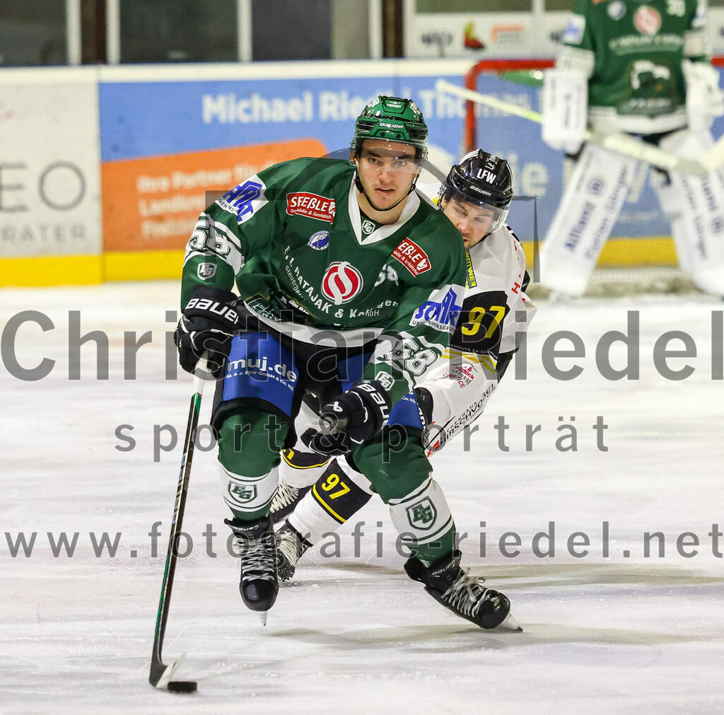 2023-11-17_043_TSV_Erding_gegen_EA_Schongau | Erding, Deutschland, 17.11.2023:
Eishockey, Bayernliga Vorrunde 2023 / 2024, 10. Spieltag, TSV Erding gegen EA Schongau, Endergebnis: 12:4

Paul Pfenninger (Erding Gladiators, #58), Kevin Steiner (EA Schongau, #97)

Foto: Christian Riedel / fotografie-riedel.net