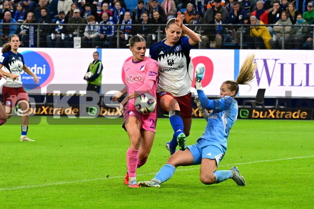 KBS Picture_HSV-Hoffenheim_Frauen_032 | v.l. Cerci Selina (TSG Hoffenheim Frauen) , Raecke Nina (HSV Frauen) , Schuldt Inga (HSV Frauen) ,Sportplatz :  Volksparkstadion, - Realisiert mit Pictrs.com