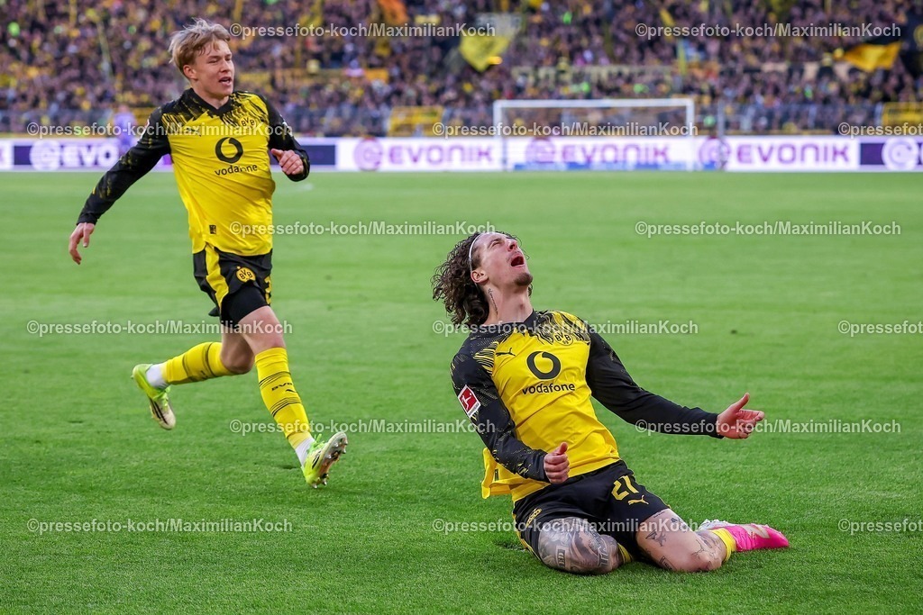 BVB26042601068 | 26.04.2026, Fußball, Borussia Dortmund - SC Freiburg, 1. Fußball Bundesliga, 31. Spieltag, Signal Iduna Park, Saison 2025 2026: Torjubel nach dem Tor zum 4:0 durch Torschütze Fabio Silva&nbsp;(BVB #21)  zusammen mit  Daniel Svensson&nbsp;(BVB #24)  DFB regulations prohibit any use of photographs as image sequences and or quasi-video.