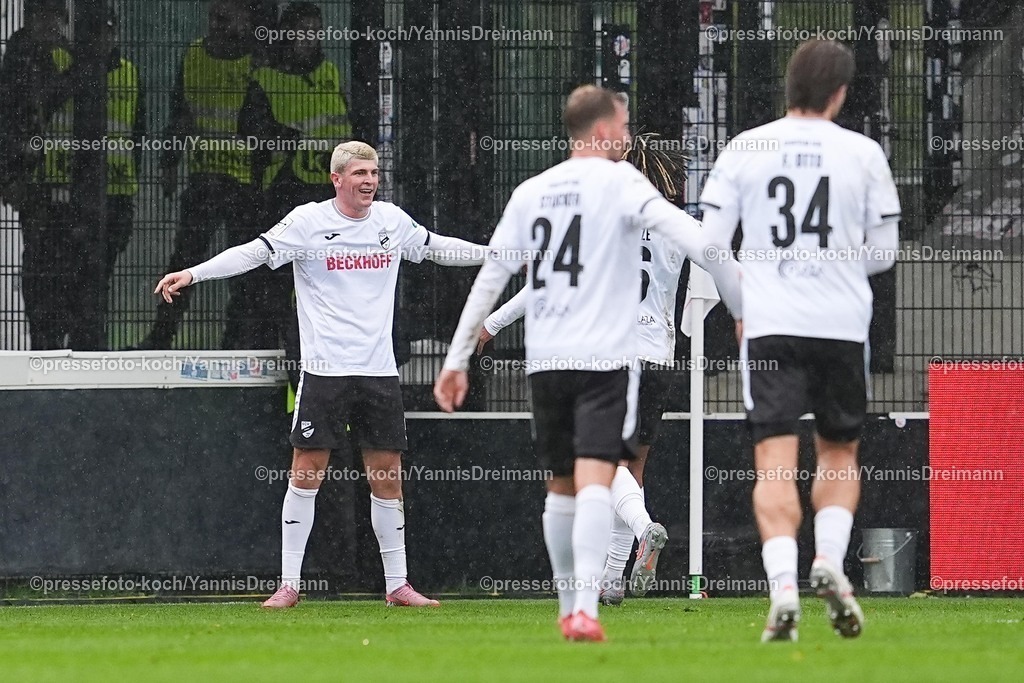 xYDRx25102501017 | 25.10.2025, xydrx, Fußball, 3.Liga, SC Verl - SSV Ulm 1846, Saison 2025 2026, Sportclub Arena:  Torjubel nach dem Tor zum 2:0 für den SC Verl durch Torschütze Alessio Besio (SC Verl #23) DFB regulations prohibit any use of photographs as image sequences and or quasi-video.