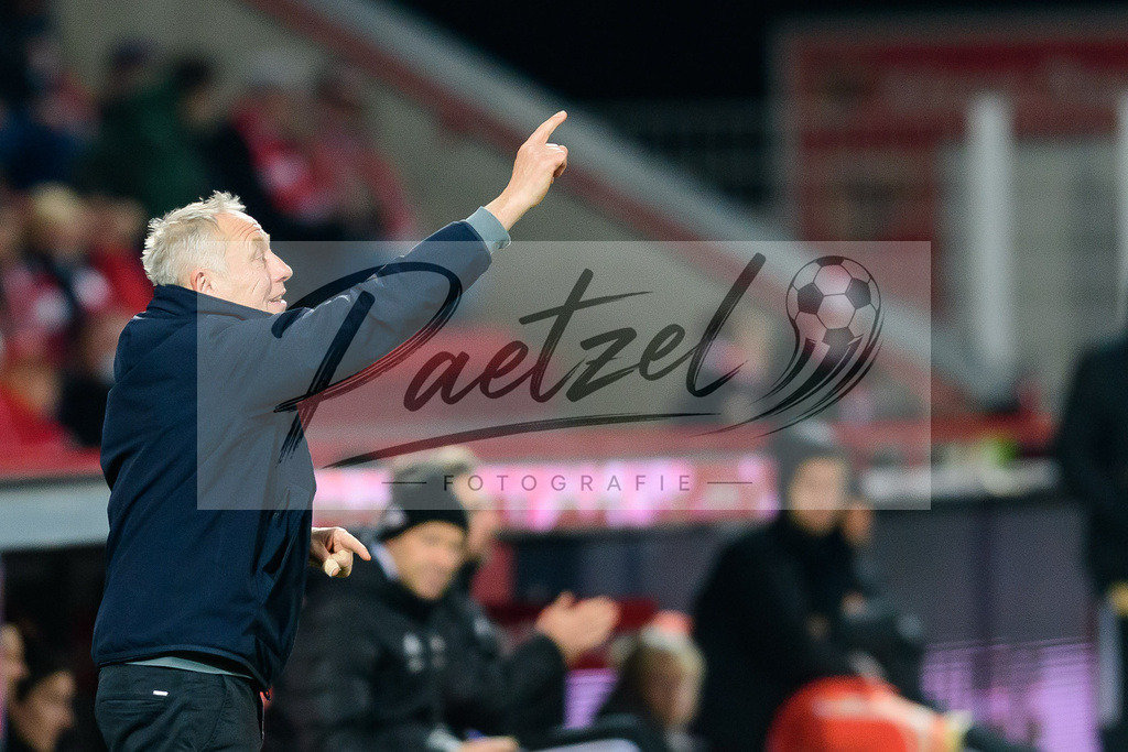 FCUFRE20211215_015 | Fussball, Herren: Trainer Christian Streich (SC Freiburg) gestikuliert, Gestik bei dem Spiel der 1. Bundesliga zwischen 1. FC Union Berlin und SC Freiburg im Stadion An der Alten Foersterei am 15.12.2021 in Berlin, Deutschland.DFB / DFL REGULATIONS PROHIBIT ANY USE OF PHOTOGRAPHS AS IMAGE SEQUENCES AND/OR QUASI-VIDEO. - Realisiert mit Pictrs.com