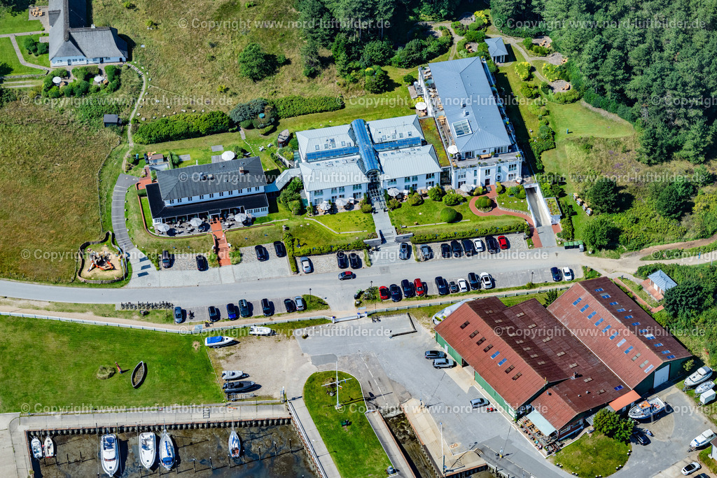Sylt_Munkmarsch_Hotel_Fährhaus_Sylt_ELS_4494130825 | SYLT 13.08.2025 Gebäudekomplex der Hotelanlage " Hotel Fährhaus Sylt " an der Straße Bi Heef im Ortsteil Ost in Sylt Nordsee - Insel im Bundesland Schleswig-Holstein, Deutschland. Weiterführende Informationen bei: Hotel Fährhaus Sylt. // Complex of the hotel building " Hotel Faehrhaus Sylt " on street Bi Heef in the district Ost in Sylt North Sea Island in the state Schleswig-Holstein, Germany. Further information at: Hotel Faehrhaus Sylt. Foto: Martin Elsen