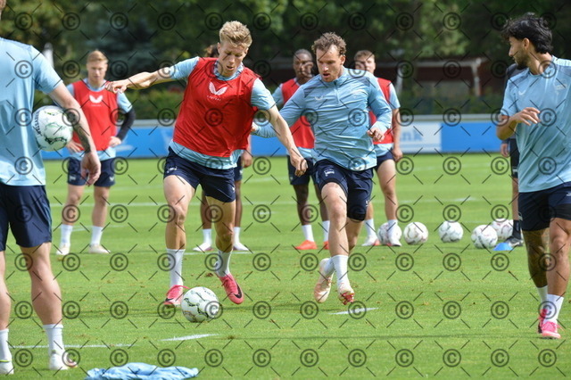 RGE_0124 | Hertha BSC, 2.Bundesliga, Herren, Fußball, Training auf dem Schenckendorffplatz, Dienstag 18.08. 2026, Saison 2026/27,  im Bild von  li. Luca Schuler ( Hertha BSC ), Pascal Klemens ( Hertha BSC ),  Fotograf: Ralf Gebhardt - Realisiert mit Pictrs.com