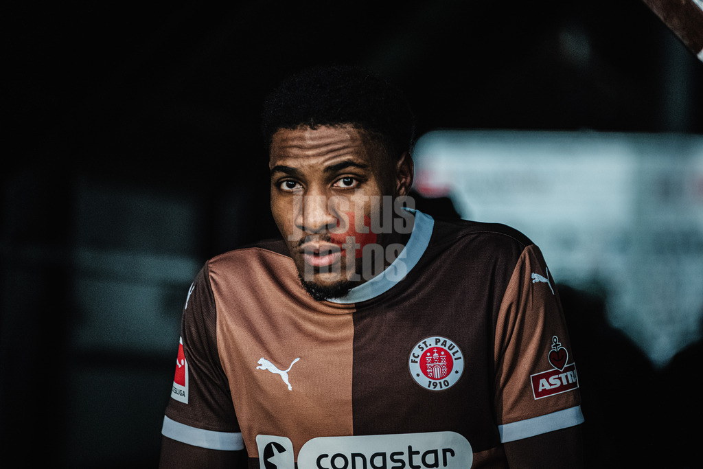 Fußball | Männer | Saison 2024/2025  | Fußball-Bundesliga | 16. Spieltag | FC St. Pauli vs. Eintracht Frankfurt | 11.01.2025 | Oladapo Afolayan (#17, FC St. Pauli)