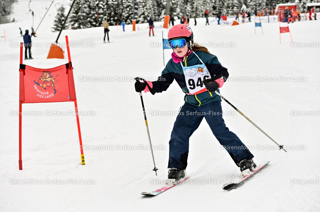 SRF_20.02.2026_1277 | Skirennfotos,Serfaus,Fiss,Ladis,Kinderskirennen,Winter,Tirol,Oberland,skirace,SFL,feelfree,weil wir's genießen,ski,Ski,skifahren,Sonnenplateau, - Realisiert mit Pictrs.com