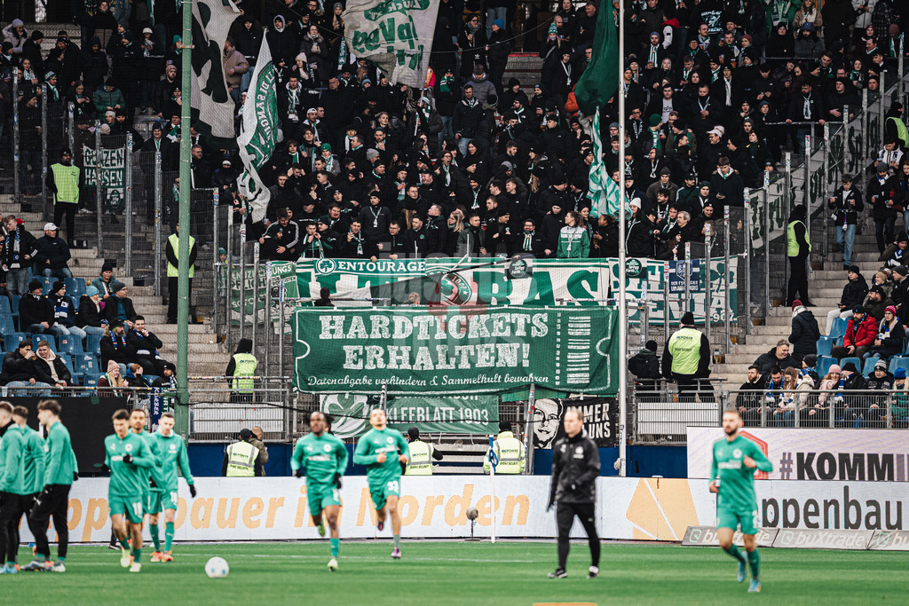 Fußball | Männer | Saison 2024/2025 | 2. Fußball-Bundesliga | 17. Spieltag | Hamburger SV vs. SpVgg Greuther Fürth | 21.12.2024 | Transparent der Gästefans aus Greuther Fürth mit der Aufschrift: Hardtickets Erhalten Datenabgabe Verhindern Sammelkult Bewahren