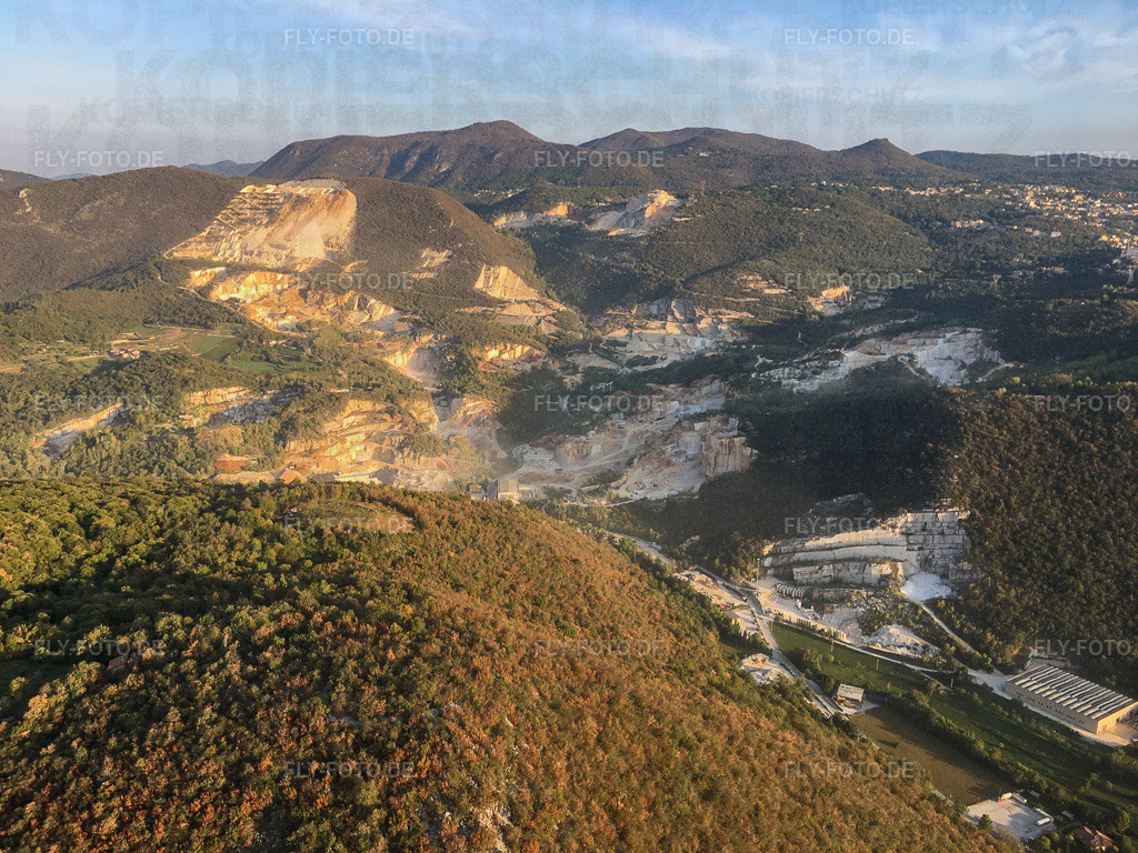 Mamorbrüche Salvini Marmi S.r.l. - Salvini Holding S.r.l. https://www.salvinimarmi.com/ | Luftbild: Mamorbrüche Salvini Marmi S.r.l. - Salvini Holding S.r.l. https://www.salvinimarmi.com/ in Nuvolento im Bundesland Brescia in Italien. Foto: IMG-135034.jpg vom 23.09.2022 durch Werner Riehm/FLY-FOTO.de - Realisiert mit Pictrs.com