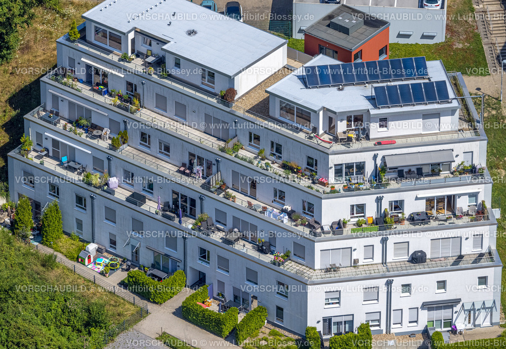 Velbert220803447Neviges | Luftbild, Terrassenhäuser mit Solaranlage, Theodor-Heuss-Straße, Neviges, Velbert, Ruhrgebiet, Nordrhein-Westfalen, Deutschland
