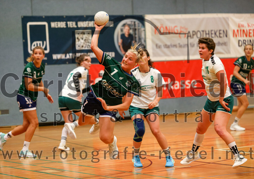 2023-09-16_019_TSV_Vaterstetten_gegen_SV_Muenchen_Laim | Baldham, Deutschland, 16.09.2023:
Handball, Bayernliga Frauen Staffel Süd 2023 / 2024, 1. Spieltag, TSV Vaterstetten gegen SV München Laim, Endergebnis: 23:34

Sophie Heringer (SV München Laim, #7), Sara Broß (TSV Vaterstetten, #8), Anna-Lena Vogel (TSV Vaterstetten, #11)

Foto: Christian Riedel / fotografie-riedel.net