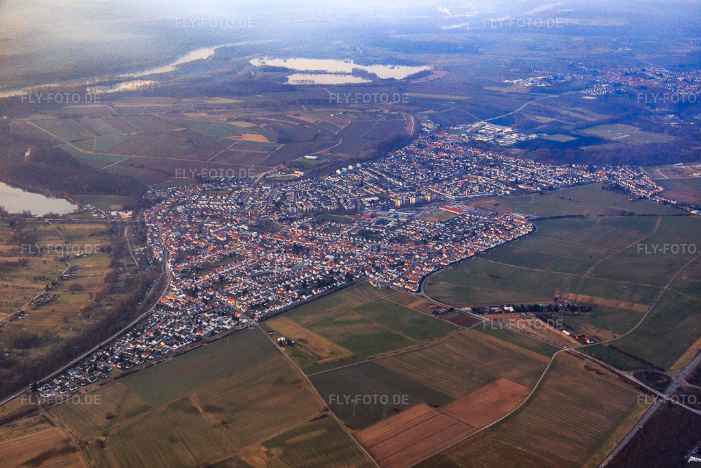 Luftbild: Ortsansicht von Südosten im Ortsteil Linkenheim in Linkenheim-Hochstetten im Bundesland Baden-Württemberg in Deutschland. Foto: IMG_076626.jpg vom 13.02.2015 durch Werner Riehm/FLY-FOTO.de