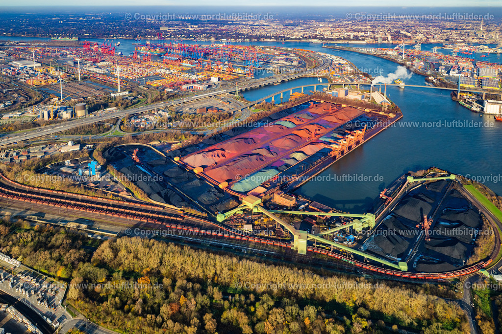 Hamburg_Waltershof_Hansaport_HHLA_ELS_5389231124 | HAMBURG 23.11.2024 Belade- Verladestation für Sande und Schüttgüter im Hafenbereich Hansaport und Müllverwertungseinrichtung MVR Müllverwertung am Rugenberger Damm im Ortsteil Altenwerder in Hamburg. Weiterführende Informationen bei: HPA Hamburg Port Authority,  Hansaport Hafenbetriebsgesellschaft mbH,  MVR Müllverwertung Rugenberger Damm GmbH & Co. KG. // Loading station for sand and bulk goods in the Hansaport port area and MVR waste recycling facility on Rugenberger Damm in the Altenwerder district of Hamburg. Further information at: HPA Hamburg Port Authority,  Hansaport Hafenbetriebsgesellschaft mbH,  MVR Muellverwertung Rugenberger Damm GmbH & Co. KG. Foto: Martin Elsen