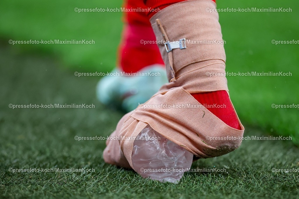 S0413092501179 | 13.09.2025, Fußball, FC Schalke 04 - Holstein Kiel, 5.Spieltag, 2. Fußball Bundesliga, Veltins-Arena Gelsenkirchen, Saison 2025 2026: Marco Komenda (Holstein Kiel #03) muss verletzt das Spielfeld verlassen und ausgewechslet werden Schmerzen Verletzung  Fußverletzung DFB regulations prohibit any use of photographs as image sequences and or quasi-video.