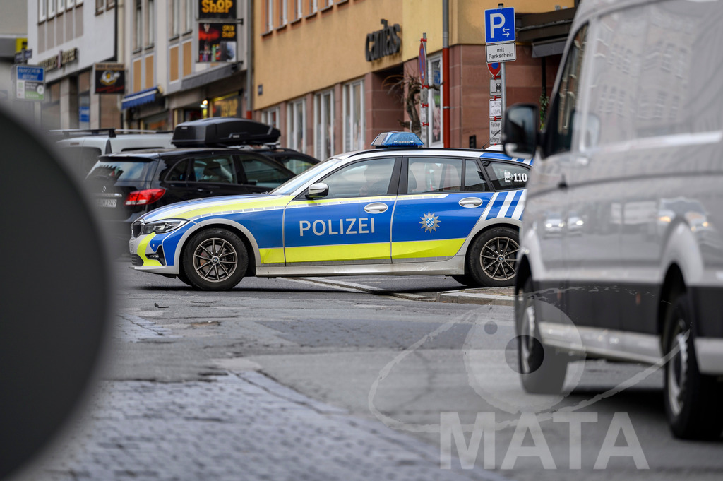 _DWA4322 | Polizeifahrzeuge vor einer Demo. (Symbolfoto, Themenfoto) Nürnberg, 08.01.2024 - Realisiert mit Pictrs.com