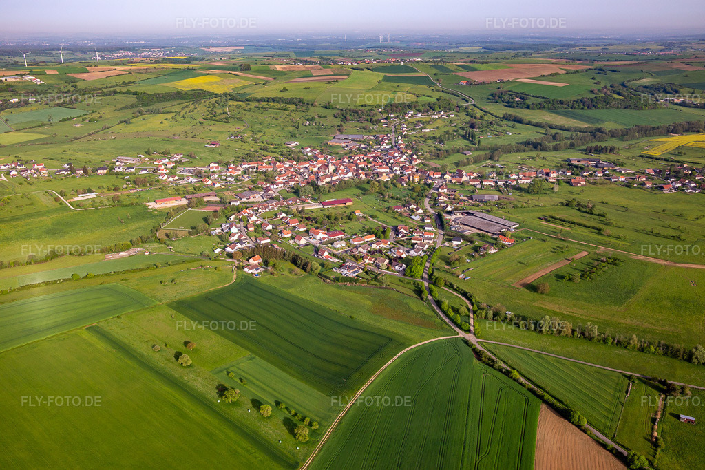 Luftbild: Ortsansicht von Südosten in Rahling im Bundesland Moselle in Frankreich. Foto: IMG_140655.jpg vom 01.05.2024 durch Werner Riehm/FLY-FOTO.de