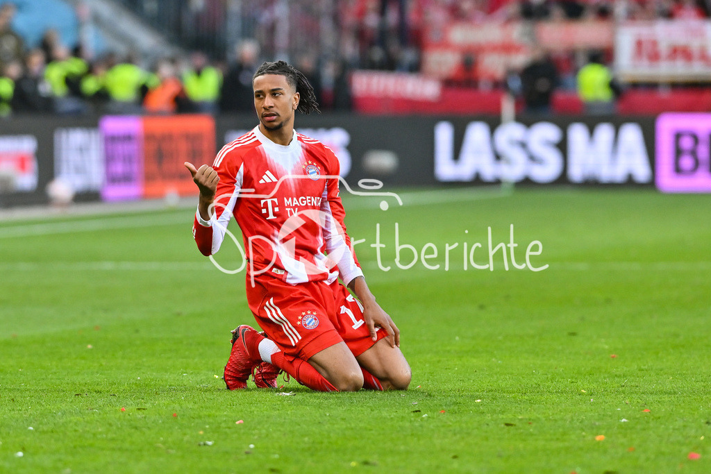 FC St. Pauli - FC Bayern München | ST. PAULI, DEUTSCHLAND - 11. APRIL: im Bild Michael OLISE (FC Bayern Munich 17) / Einzelfoto / Freisteller während dem Bundesligamatch zwischen dem FC St. Pauli und dem FC Bayern München am 29. Spieltag im Millerntor Stadion / DFL REGULATIONS PROHIBIT ANY USE OF PHOTOGRAPHS AS IMAGE SEQUENCES AND/OR QUASI-VIDEO