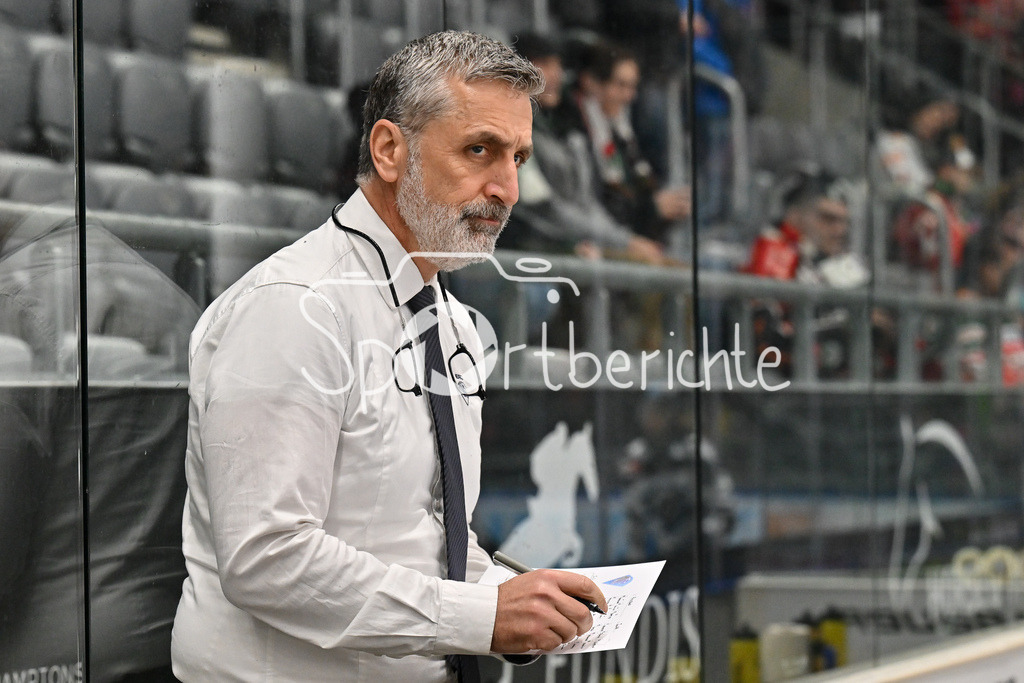 Augsburger Panther - ERC Ingolstadt | Im Bild Mark FRENCH Headcoach ERC Ingolstadt bei warmup beider mannschaften / Freisteller / Einzelfoto / DEL: Augsburger Panther - ERC Ingolstadt, Curt Frenzel Stadion am 26.01.2025