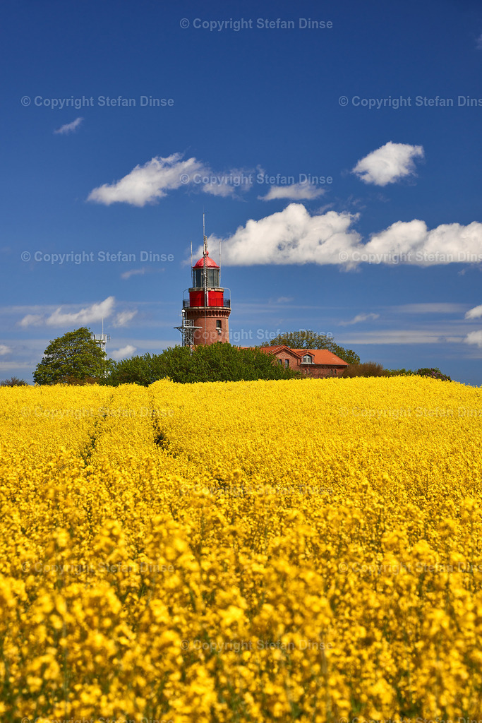 Lighthouse Buk near Bastorf in yellow field | Lighthouse Buk near Bastdorf in yellow field - Realisiert mit Pictrs.com