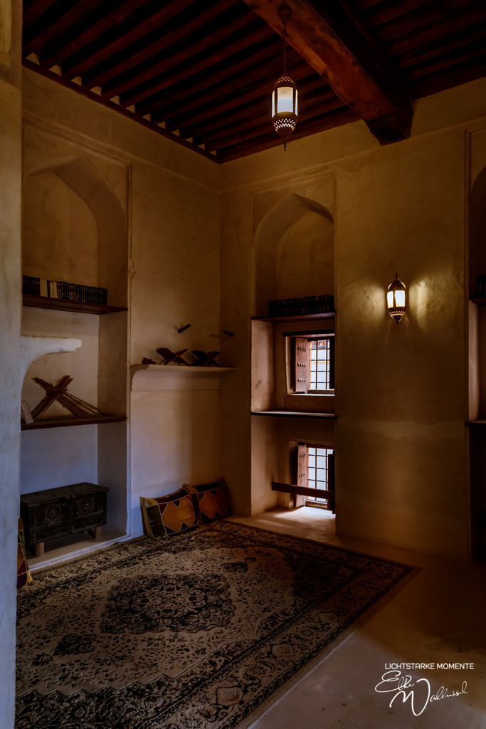 Festung Jabreen, Oman | Herzlich willkommen auf meiner Seite! Ich bin Elke Wallnisch, Deine Fotografin für lichtstarke Momente. Der Name steht für alles, was mich mit der Fotografie verbindet: Das Licht und seine machtvolle Wirkung auf eine Situation oder unsere Stimmung - Realisiert mit Pictrs.com