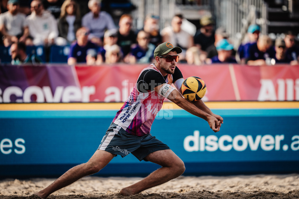 Beachvolleyball | Männer | Deutsche Meisterschaften 2025 Timmendorfer Strand | 05.09.2025 | Benedikt Sagstetter spielt den Ball