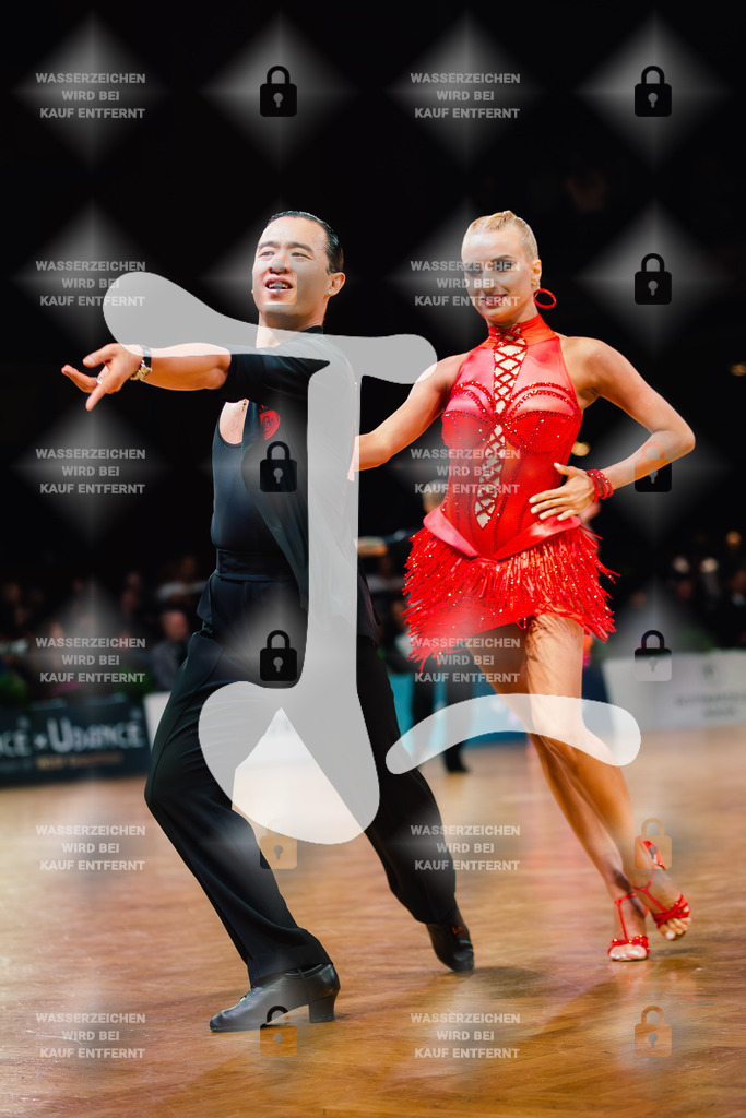 GOC 2025 - WDSF GrandSlam Latin 8th (143) Winson Tam _ Anastasia Novikova (Hong Kong)-2025-08-23-5421 | Webshop for digital downloads and prints of dance sport, event & show photographer Julian Link - Realisiert mit Pictrs.com