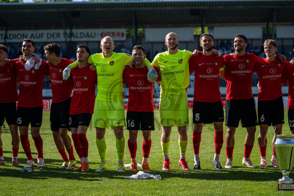 Stuttgarter Kickers vs. SG Sonnenhof Großaspach, Fussball, WFV-Pokal, Finale, 23.05.2026 | Team jubelt nach Abpfiff mit Fans, Zuschauern und Verantwortlichen,Stuttgarter Kickers vs. SG Sonnenhof Großaspach, Fussball, WFV-Pokal, Finale, 23.05.2026