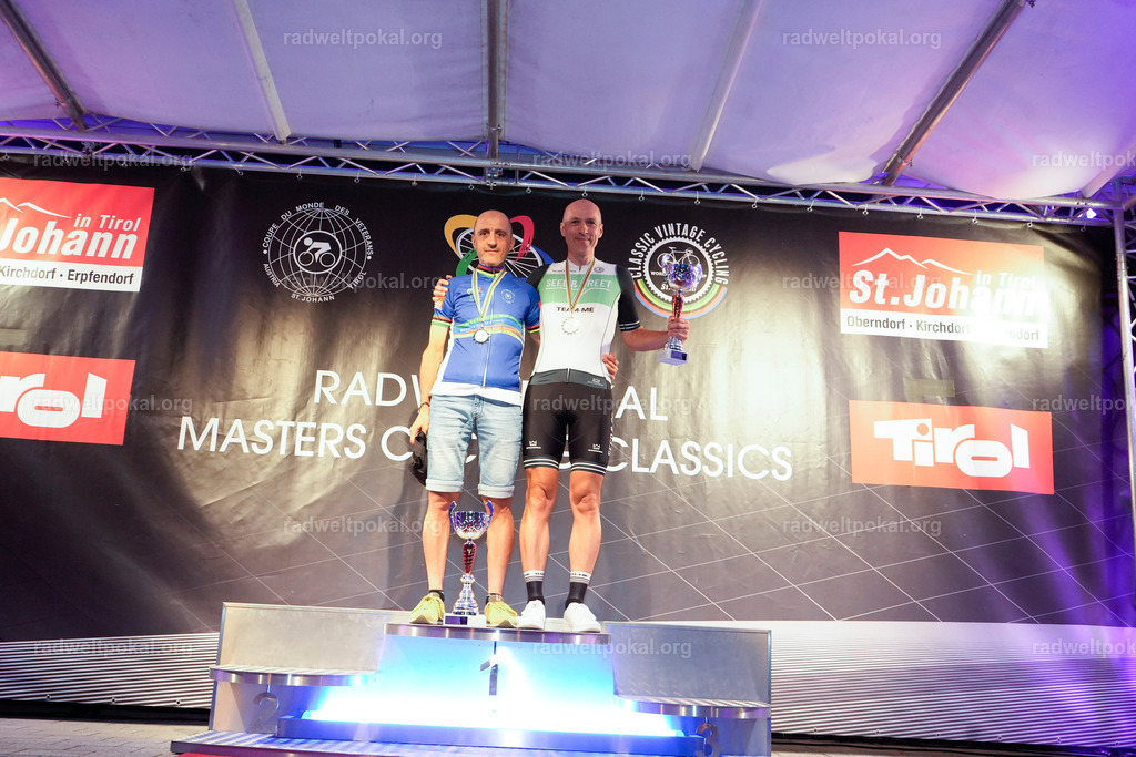 1330_20230817_Bewerb_Maenner_Muehlanger | AUT - OESTERREICH, 2023-08-16: SPORT RENNRAD-FAHREN - 55. INTERNATIONALER RADWELTPOKAL IN ST. JOHANN IN TIROL  - Vintage-Radrennen mit WM-Bronze-Medaillen-Siegerin Christina Schweinberger, den Teilnehmer und Alexander Baumann (vom Orginastions-Team) - TAG 2 BEWERB MAENNER IN SECHS GRUPPEN  ; Foto: Roland Muehlanger