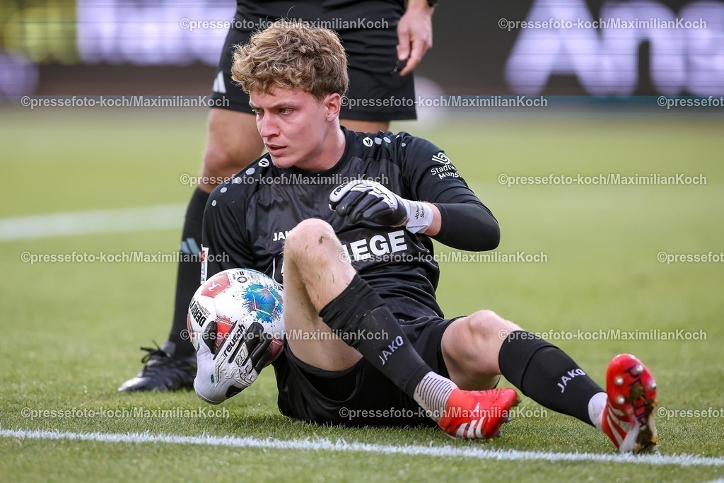 PRM22082501097 | 22.08.2025, Fußball, Preußen Münster - 1. FC Nürnberg, 2. Fußball Bundesliga,  Preußenstadion, Saison 2025 2026: Torwart Johannes Schenk (Preussen Muenster #01) liegt auf dem Spielfeld  DFB regulations prohibit any use of photographs as image sequences and or quasi-video.