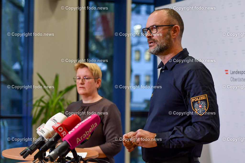 Landespolizeidirektion Oberoesterreich_ Pressekonferenz Festnahme Mordversuch Linz-Kleinmuenchen_ 09.01.2023-10 | 09.01.2023, Landespolizeidirektion Oberoesterreich, AUT, Pressekonferenz Festnahme Mordversuch Linz-Kleinmuenchen, im Bild Ulrike Breiteneder (Staatsanwaltschaft Linz), Andreas Pilsl (Landespolizeidirektor Ooe)