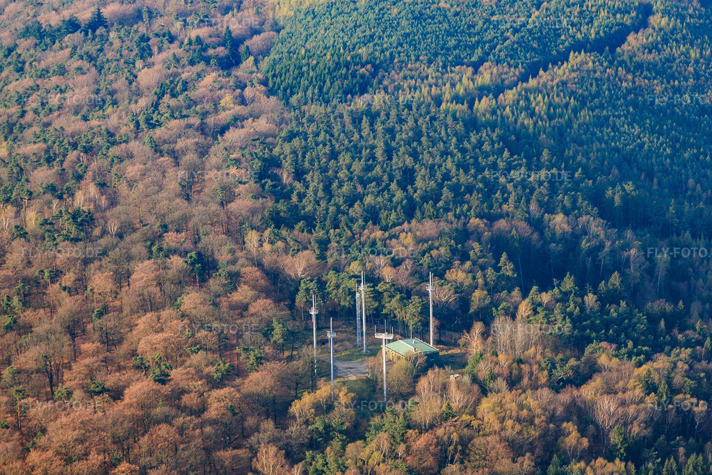 Luftbild: Drachenbronn Funksendestelle Tx Site Hochwald in Cleebourg im Bundesland Bas-Rhin in Frankreich. – Foto: IMG_63668.jpg vom 30.03.2014 durch Werner Riehm/FLY-FOTO.de – Auflösung des Originals: 4674 x 3116 px – Drachenbronn, Tx Site - ACE High Journal