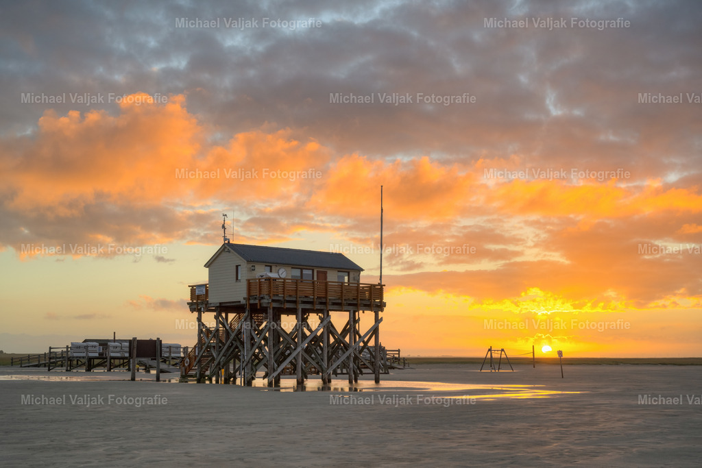 Sankt Peter-Ording Sonnenaufgang I | Sonnenaufgang bei den Pfahlbauten am Böhler Strand von Sankt Peter-Ording.  - Realisiert mit Pictrs.com