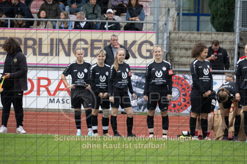 20251012_130226_0028 | #,1.FC Donzdorf (schwarz) vs. VfB Stuttgart II (rot), Fussball, Frauen-Verbandsliga Württemberg, 05. Spieltag, Saison 2025/2026, Rasenplatz Lautertal Stadion, Süßener Straße 16, 73072 Donzdorf, 12.10.2025 - 13:00 Uhr,Foto: PhotoPeet-Sportfotografie/Peter Harich