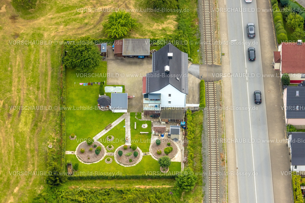 Warstein240713768Belecke | Luftbild, Wohnhaus an Bahngleis mit Gartenanlage, Bundesstraße B55, Belecke, Warstein, Sauerland, Nordrhein-Westfalen, Deutschland