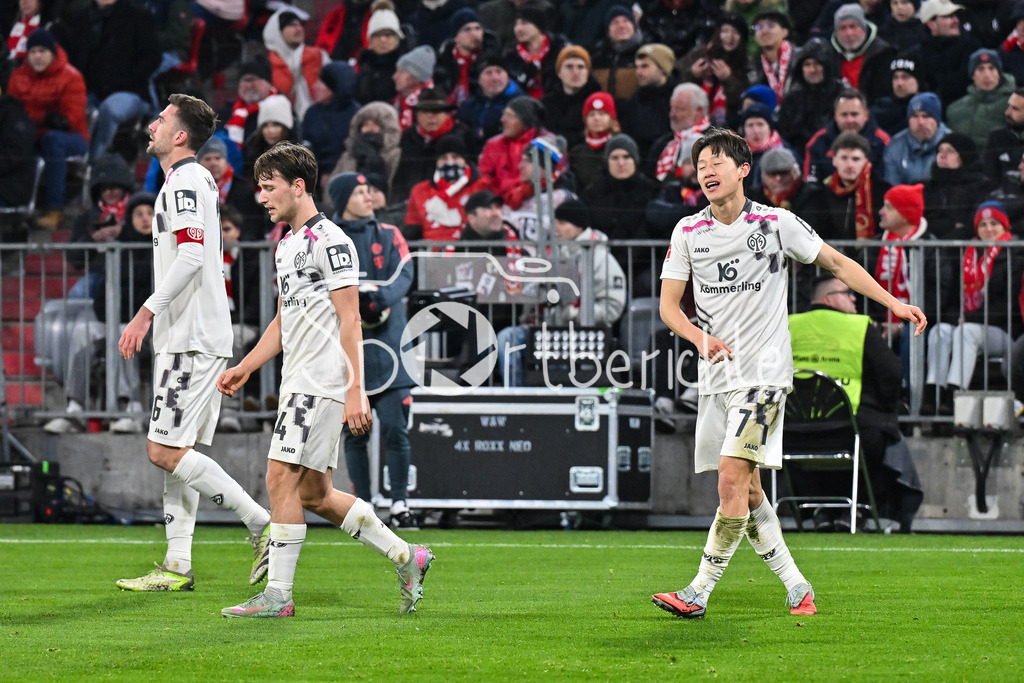 FC Bayern München - 1. FSV Mainz 05 | MUNICH, GERMANY - 14. DECEMBER: Jubel der Mainzer nach dem Treffer zum 1-2 druch Jae-Sung Lee (1. FSV Mainz 05 7) / Tor / Torschuetze / Freude / Happy während dem Bundesligamatch zwischen dem FC Bayern München und dem 1. FSV Mainz 05 am 14. Spieltag in der Allianz Arena / DFL REGULATIONS PROHIBIT ANY USE OF PHOTOGRAPHS AS IMAGE SEQUENCES AND/OR QUASI-VIDEO