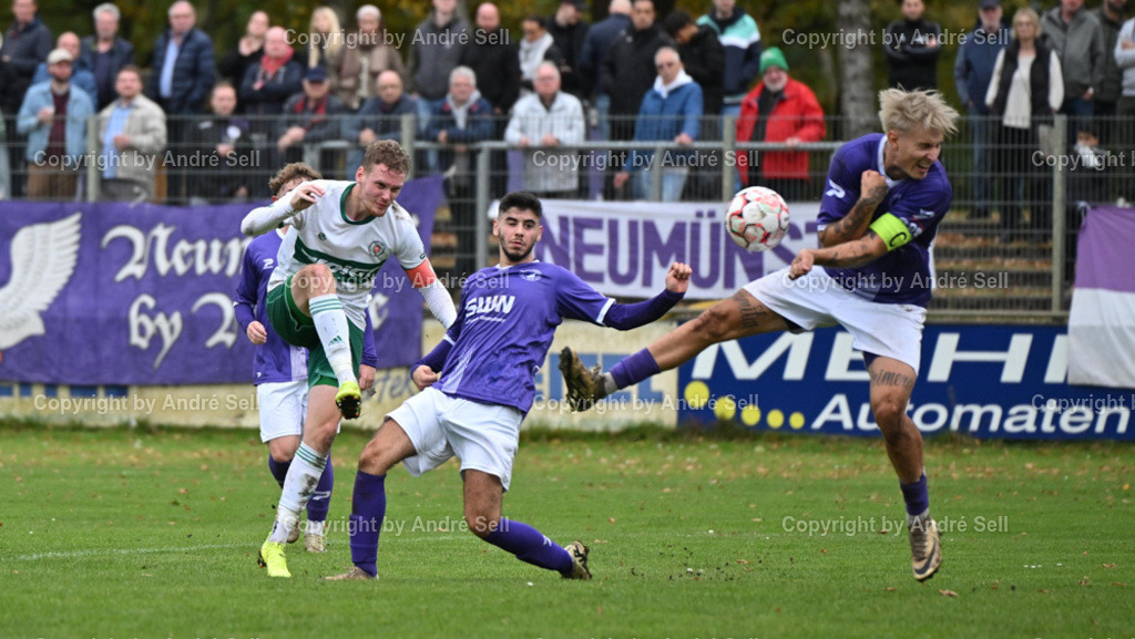 VfR Neumünster vs PSV Neumünster | Murat Rasgele (VfR #8) &amp; Kenny Korup (VfR #4) blocken den Torschuss von Timo Barendt (PSV #22) - Fußball-Oberliga Männer 2024/2025 / VfR Neumünster vs PSV Neumünster / VfR-Stadion / Neumünster / 20.10.24 - Realisiert mit Pictrs.com