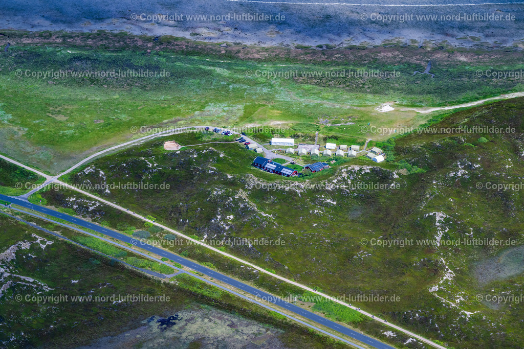 Sylt_Hörnum_Ev_Jugendzeltlager_Strandläufernest_ELS_4158130625 | HöRNUM (SYLT) 21.06.2025 Formation von aufgestellten Zelten auf einem Zeltplatz " Strandläufernest " an der Rantumer Straße in Hörnum (Sylt) Insel Sylt im Bundesland Schleswig-Holstein, Deutschland. Weiterführende Informationen bei: Vorstand des Freundeskreis Strandläufernest e. V.. // Formation of pitched tents on a campsite" Strandlaeufernest " on street Rantumer Strasse in Hoernum (Sylt) island Sylt in the state Schleswig-Holstein, Germany. Further information at: Vorstand des Freundeskreis Strandlaeufernest e. V.. Foto: Martin Elsen