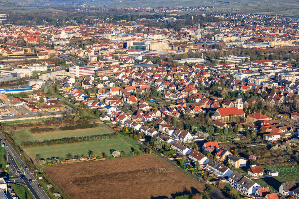 Luftbild: Breiter Weg im Ortsteil Queichheim in Landau im Bundesland Rheinland-Pfalz in Deutschland. Foto: IMG_63201.jpg vom 20.03.2014 durch Werner Riehm/FLY-FOTO.de