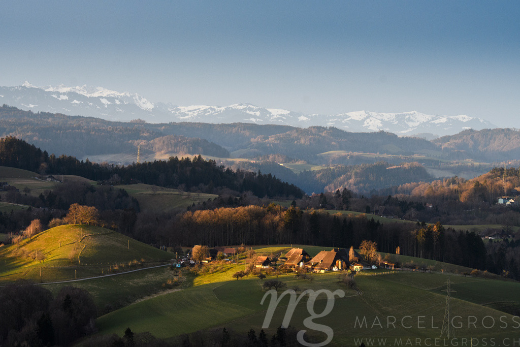 a farmhouse in first light in Emmental | Die ideale Geschenkidee für Naturliebhaber. Naturbilder von Marcel Gross Photography für ihr Zuhause in den verschiedensten Formaten und Materialien. - Realisiert mit Pictrs.com