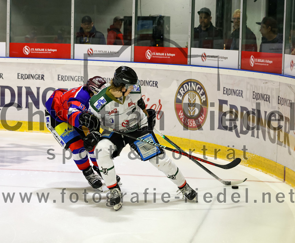 2022-09-09_041_TSV_Erding_gegen_Deggendorfer_SC | Erding, Deutschland, 09.09.2022:
Eishockey, Bayernliga 2022 / 2023, Testspiel, TSV Erding gegen Deggendorfer SC, Endergebnis: 2:5

Paul Pfenninger (Deggendorfer SC, #58), Ryan Murphy (Erding Gladiators, #51)

Foto: Christian Riedel / fotografie-riedel.net