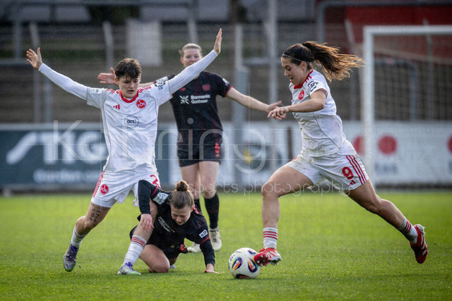 Frauen Fußball-Bundesliga; Bayer 04 Leverkusen - 1. FC Nürnberg, 31.01.2026 | Aneta Palaskova (1. FC Nürnberg, 26), Kristin Kögel (Bayer 04 Leverkusen, 11) fallend, Laura Miller (1. FC Nürnberg, 9) am Ball; Bayer 04 Leverkusen - 1. FC Nürnberg an Spieltag 16 der Google Pixel Frauen-Bundesliga am 31.01.2026 im Ulrich-Haberland-Stadion in Leverkusen (Nordrhein-Westfalen). DFL REGULATIONS PROHIBIT ANY USE OF PHOTOGRAPHS AS IMAGE SEQUENCES AND/OR QUASI-VIDEO.