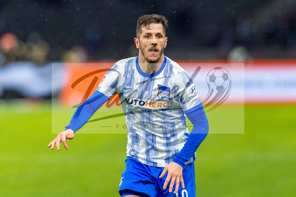 BSCRBL20220220_175 | Fussball, Herren: Stevan Jovetic (Hertha BSC) schaut bei dem Spiel der 1. Bundesliga zwischen Hertha BSC und RB Leipzig im Olypiastadion am 20.02.2022 in Berlin, Deutschland.DFB / DFL REGULATIONS PROHIBIT ANY USE OF PHOTOGRAPHS AS IMAGE SEQUENCES AND/OR QUASI-VIDEO. - Realisiert mit Pictrs.com