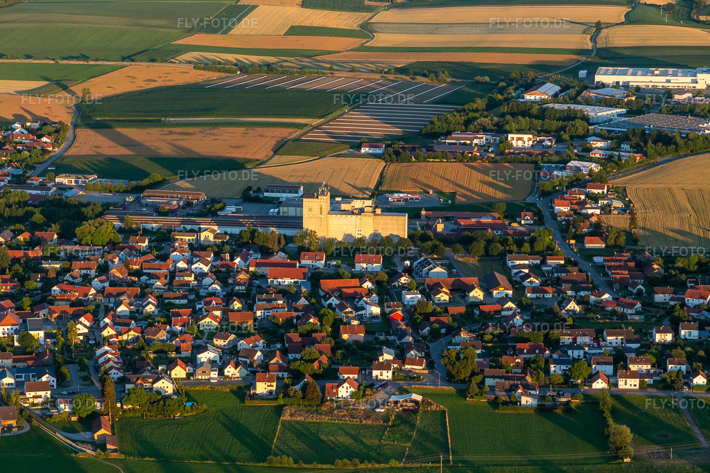 Luftbild: Fit Food Wurstspezialitäten Juma GmbH in Geiselhöring im Bundesland Bayern in Deutschland. – Foto: IMG_133357.jpg vom 03.07.2022 durch Werner Riehm/FLY-FOTO.de – Auflösung des Originals: 5472 x 3648 px – Fit Food – Ostermeier