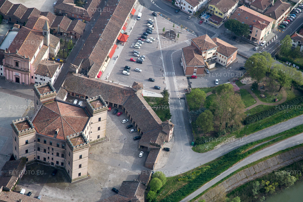 Vue aérienne: Vue de la ville à Mesola dans le département Ferrara, Italie. Photo: IMG_087301.jpg prise le 05/04/2016 par Werner Riehm/FLY-FOTO.eu – Résolution de l'original: 5472 x 3648 px