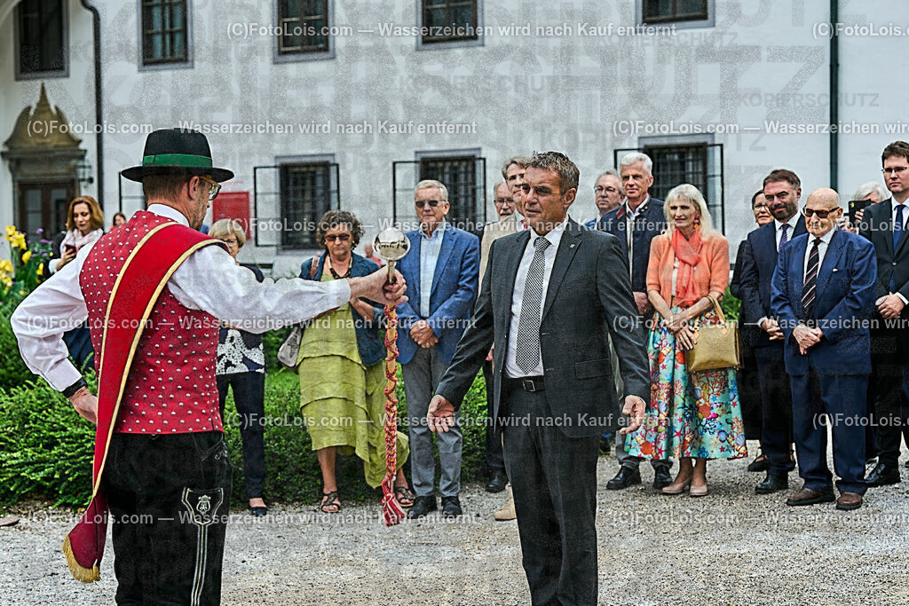 ALP0110_XXXIX_Chopin-Festival_Einzug_Meldung | (C)FotoLois.com, Alois Spandl, XXXIX. internationales CHOPIN-Festival in der Kartause Gaming, Eröffnung des Festivals mit Einmarsch der Goldhaubengruppe Lackenhof mit der Musikkapelle Gaming sowie den Ehrengästen und Eröffnungsansprachen in der Barockbibliothek, Fr 4. August 2023.