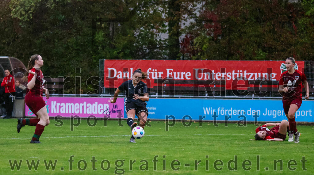 2023-10-14_056_FC_Schwaig_gegen_SV_Schechen | Oberding, Deutschland, 14.10.2023:
Fußball, Bezirksliga 2023 / 2024, 6. Spieltag, FC Schwaig gegen SV Schechen, Endergebnis: 4:3

Rebecca Wirl (FC Schwaig, #12), Antonia Sanftl (SV Schechen, #10)

Foto: Christian Riedel / fotografie-riedel.net